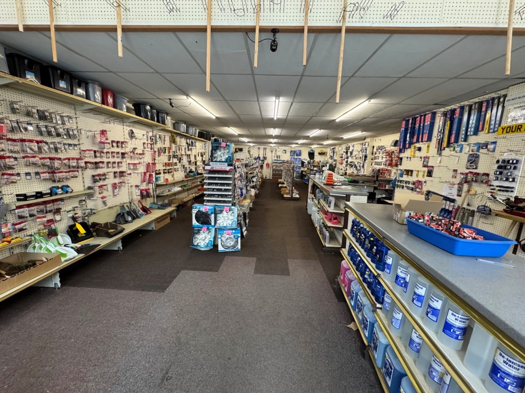 Lot: 33 - FREEHOLD VACANT SHOP, VACANT TWO-BEDROOM FLAT PLUS TWO-BEDROOM INVESTMENT FLAT IN PRIME LOCATION - Inside shop - retail area - view 1
